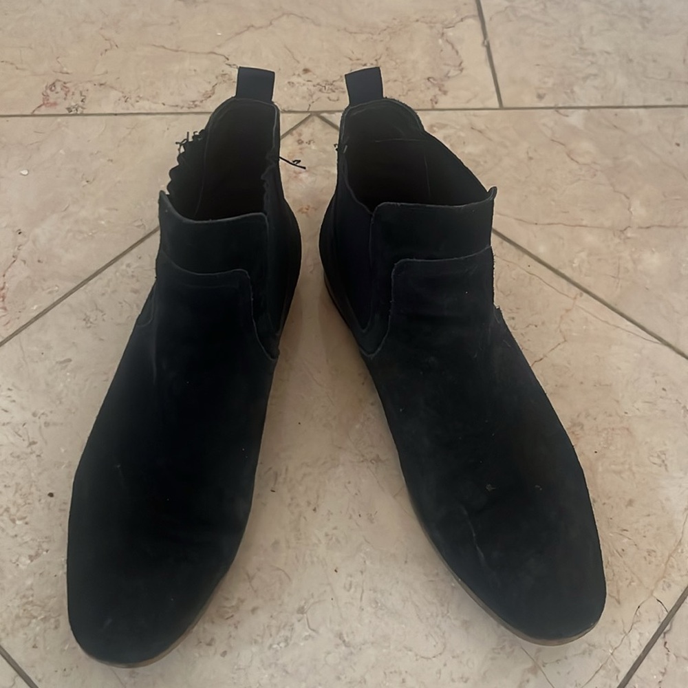 Nice dark navy The Rail brand men’s boots